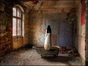 Kobieta na wannie pełnej krwi w starej ruinie