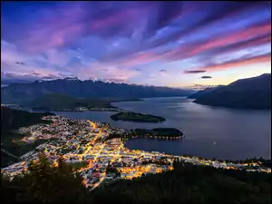 Miasto Queenstown w Nowej Zelandii na Wyspie Południowej w prowincji Otago nad jeziorem Wakatipu
