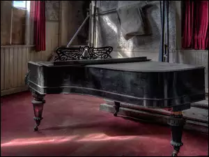 Zabytkowy fortepian w starym wnętrzu