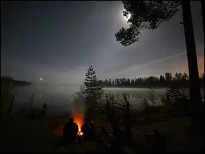 Wieczór w lesie przy ognisku