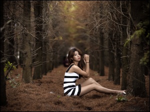 Brunetka pozuje na polanie w lesie
