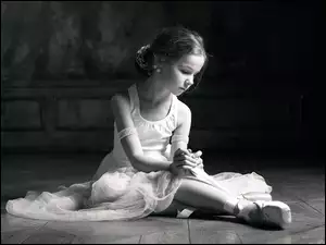 Dziewczynka baletnica odpoczywa po występie