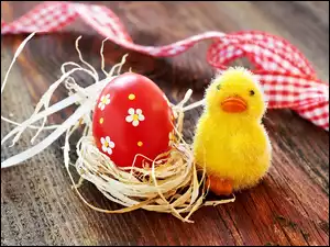 Wielkanocna dekoracja z kaczuszki i pisanki w gnieździe