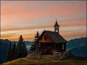 Kościół w austriackich Alpach z widokiem na szczyty gór