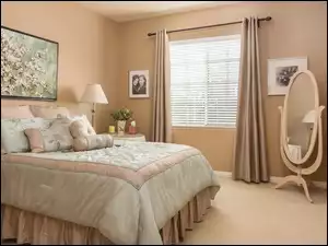 Sypialnia z łóżkiem i dużym lustrem
