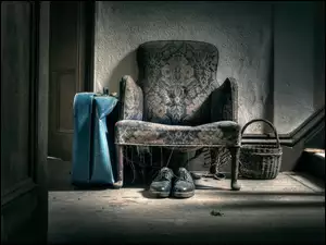 Fotel i buty w opuszczonym pokoju