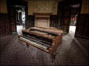 Zniszczony fortepian w starym wnętrzu