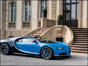 Samochód Bugatti Chiron rocznik 2016 zaparkowany przed wejściem do budynku