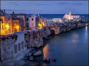 Apulia na południowym wybrzeżu Włoch w nocnym krajobrazie z domami na skałach