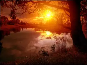 Rzeka w blasku zachodzącego słońca