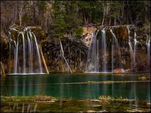 Wodospady w Parku Hanking Lake Park w mieście Glenwood Springs w stanie Kolorado