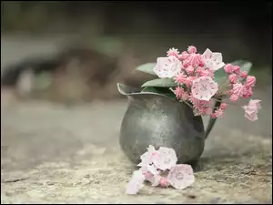 Dekoracja z bukietem kwiatów w dzbanku