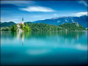 Słowenia z widokiem na jezioro i kościół oraz góry w oddali