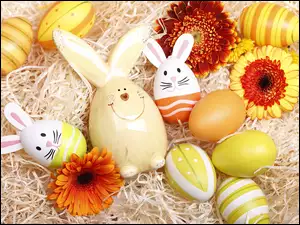 Wielkanocna dekoracja z pisanek gerberów i figurek króliczków
