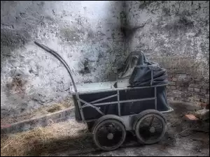 Stary wózek dziecięcy w zniszczonym wnętrzu