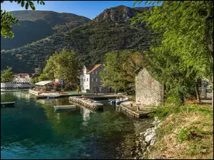 Domy nad półwyspem Luštica w Czarnogórze