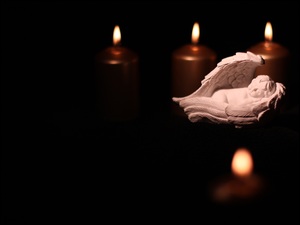 Figurka przy adwentowych świecach