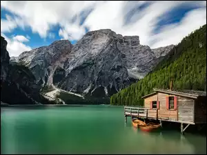 Domek i łódki na jeziorze Braies w Południowym Tyrolu we włoskich Dolomitach