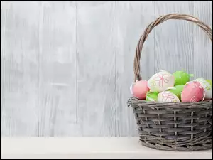 Wielkanocne pisanki w koszyczku
