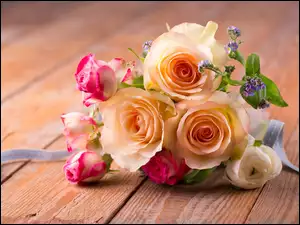 Kolorowy bukiet kwiatów z różami i wstążką