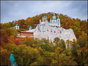 Ławra Świętogórska - męski klasztor na Ukrainie otoczony jesiennym lasem