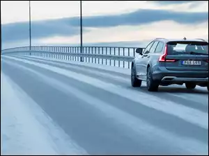 Volvo V90 przejeżdża przez most