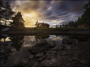Dom nad jeziorem Vaeleren w norweskim Ringerike o zmierzchu
