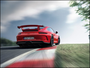 Mknące czerwone Porsche 911 GT3
