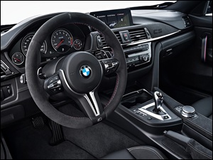 Wnętrze samochodu BMW M4 cs z kierownicą