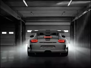 Samochód Porsche 211 GT3 przy wyjeżdzie z garażu