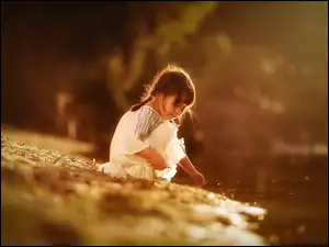 Dziewczynka nad rzeką