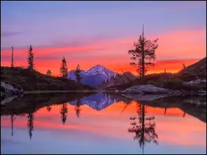 Zachód słońca nad jeziorem Heart Lake Mt Shasta w Kalifornii