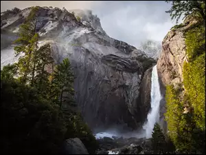 Wodospad w górach Sierra Nevada w kalifornijskim Parku Narodowym Yosemite