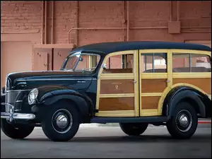 Zabytkowy Ford V8 Deluxe Wagon z 1940 roku
