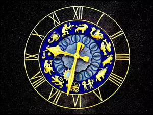Znaki zodiaku na niebie w zegarze