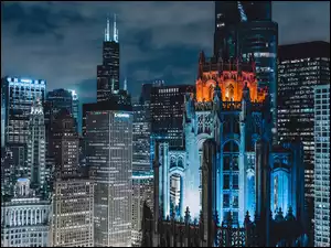oświetlone wieżowce nocą w mieście Chicago