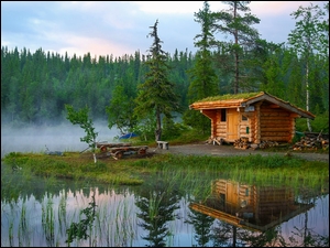 drewniany domek nad jeziorem