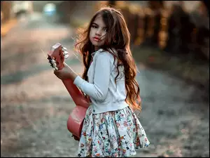 dziewczynka z gitarą na drodze