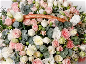 Różowe i białe róże w bukiecie