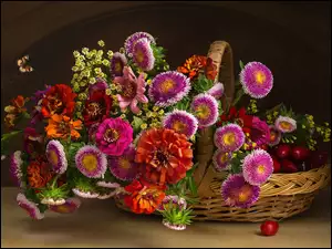 Kosz z bukietem kwiatów i czereśniami