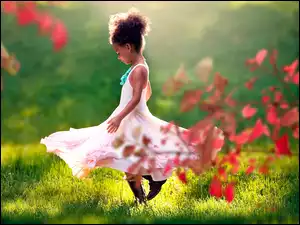 Tańcząca dziewczynka na trawie