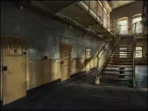 Schody w korytarzu więziennym