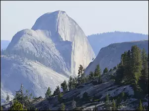 Widok na góry w Narodowym Parku Yosemite w Kaliforni