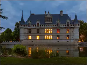 Zamek nocą we Francji