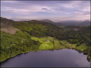 Górskie lasy z domem nad jeziorem w Szkocji
