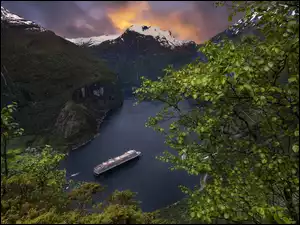 Statek na górskiej rzece w Norwegii