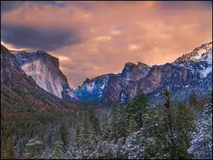 El Capitan – formacja skalna w dolinie Yosemite w Kalifornii