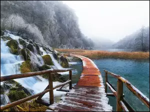 Kładka na jeziorze przy wodospadzie w chorwackim Parku Narodowym w Plitvicach