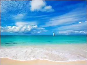 Plaża na Karaibach z widokiem na żaglówkę