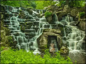 wodospad Virginia z kamiennymi progami i roślinnością
